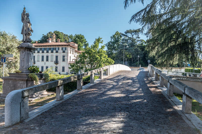 ponte di granito a Cassinetta di Lugagnano