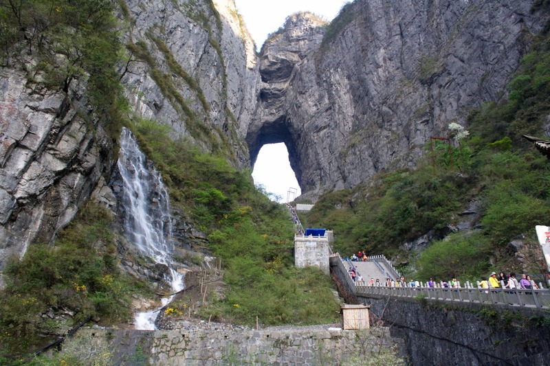 porta del paradiso, uomini e donne in cammino