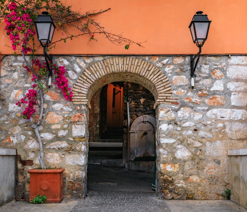 porta in pietra con arco a villefranche-sur-mer