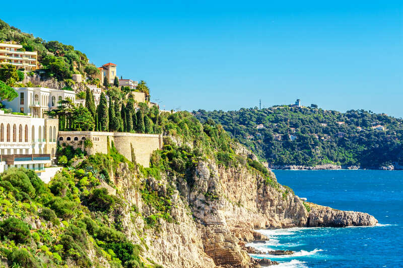 panoramica di villefranche-sur-mer con mare e scogliere