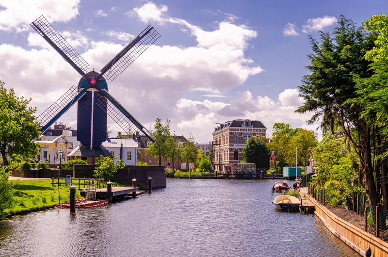 Canale e mulino a vento a Leiden