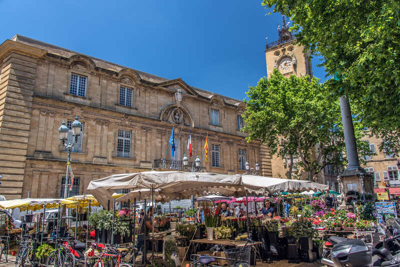 Hotel de Ville e il mercato provenzale